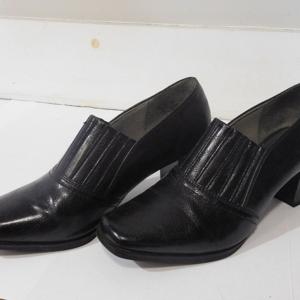 Medium Wide Pump. Black